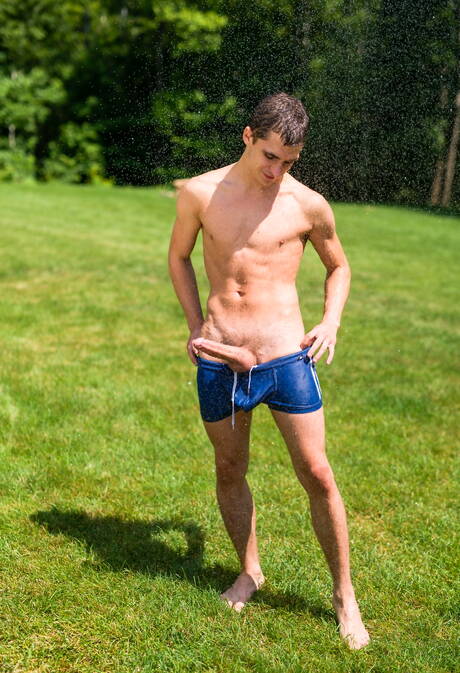 Gorący faceci Brad Kalvo, Tayveon Martin i Kory Houston w scenie międzyrasowego seksu trójkątnego