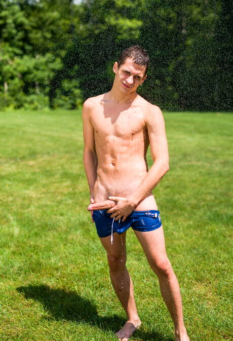 Gorący faceci Brad Kalvo, Tayveon Martin i Kory Houston w scenie międzyrasowego seksu trójkątnego