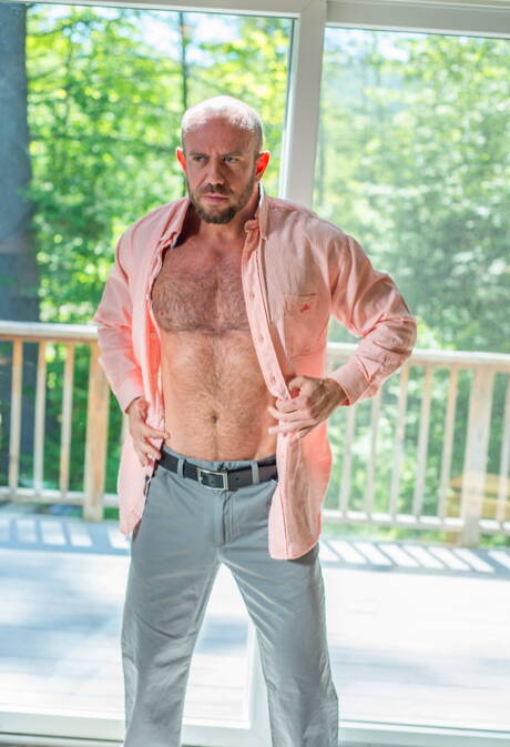 Os americanos sensuais, o touro forte Matt Stevens e o lindo garoto Sean Cross posando nus ao ar livre