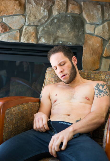 Łaciński muskularny Wolf Hudson bawi się penisem