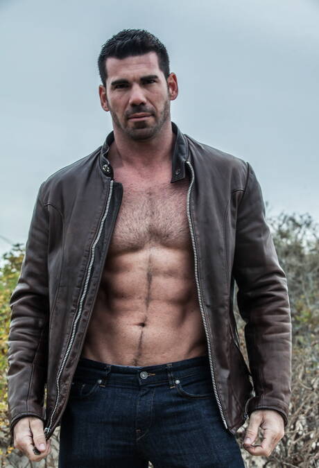 Twee Amerikaanse mannen, de gespierde Billy Santoro en bodybuilder Seth Santoro, tonen een gespierd lichaam op het strand