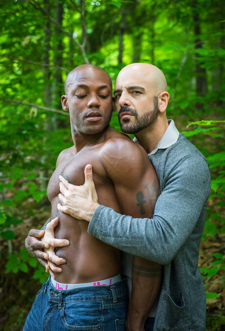 Deux mecs américains, Adam Russo et le beau gosse Osiris Blade, montrent un corps musclé en extérieur