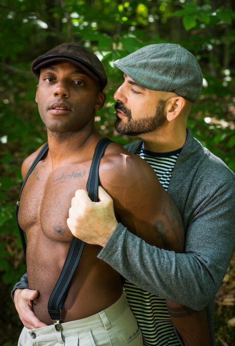 Deux mecs américains, Adam Russo et le beau gosse Osiris Blade, montrent un corps musclé en extérieur