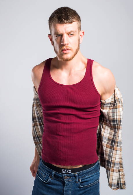 O forte canadense Caleb King e o forte touro americano Matt Stevens mostram um corpo musculoso