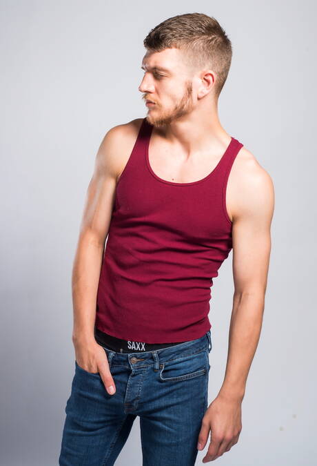 O forte canadense Caleb King e o forte touro americano Matt Stevens mostram um corpo musculoso