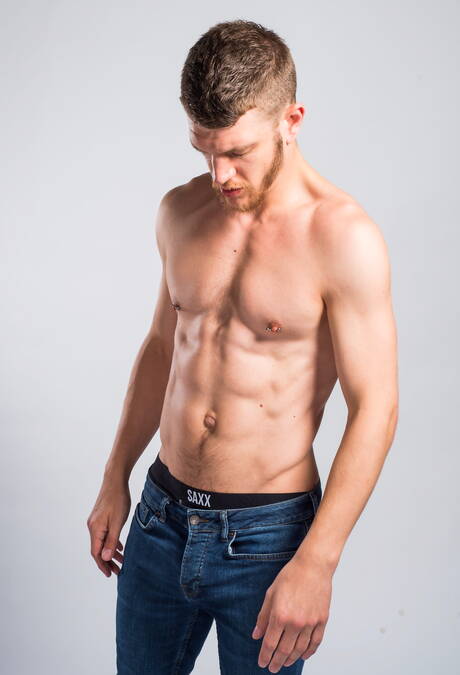 O forte canadense Caleb King e o forte touro americano Matt Stevens mostram um corpo musculoso