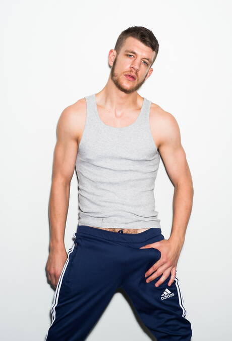 O forte canadense Caleb King e o forte touro americano Matt Stevens mostram um corpo musculoso