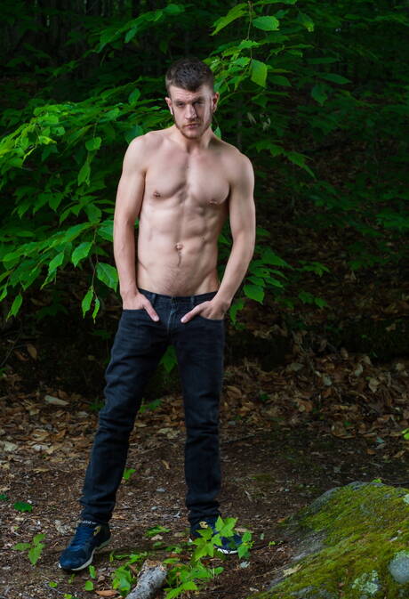 O canadense Caleb King e o fisiculturista americano Matt Stevens mostram um belo corpo ao ar livre