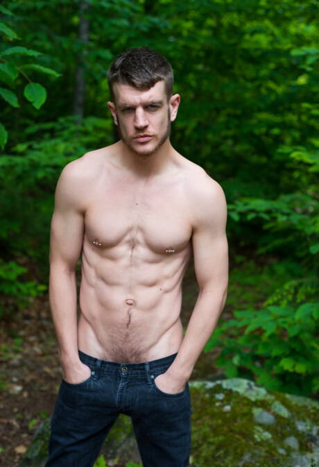 O canadense Caleb King e o fisiculturista americano Matt Stevens mostram um belo corpo ao ar livre