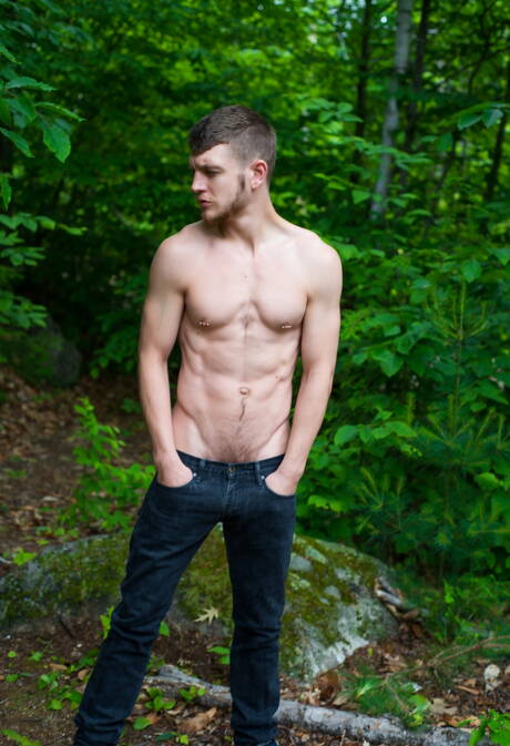 O canadense Caleb King e o fisiculturista americano Matt Stevens mostram um belo corpo ao ar livre