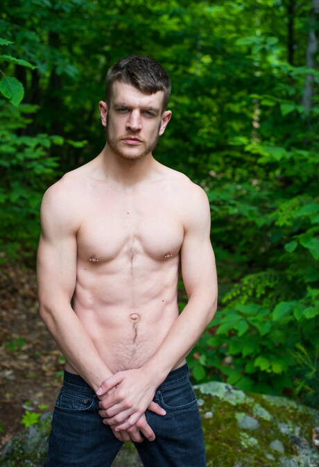 O canadense Caleb King e o fisiculturista americano Matt Stevens mostram um belo corpo ao ar livre