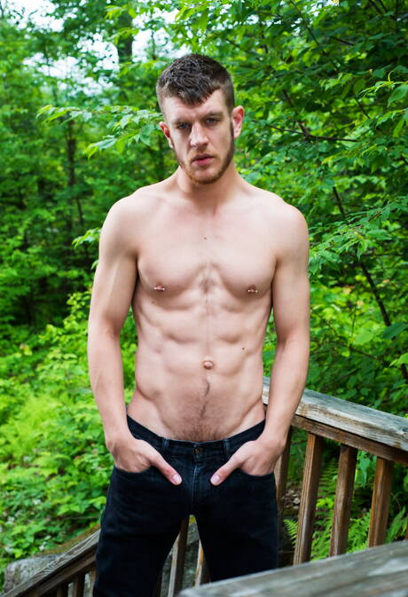 O canadense Caleb King e o fisiculturista americano Matt Stevens mostram um belo corpo ao ar livre