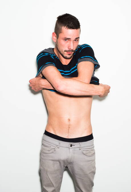 O jovem americano Sean Cross posando nu