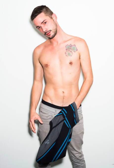 O jovem americano Sean Cross posando nu