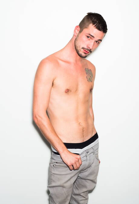 O jovem americano Sean Cross posando nu