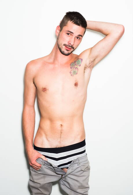 O jovem americano Sean Cross posando nu