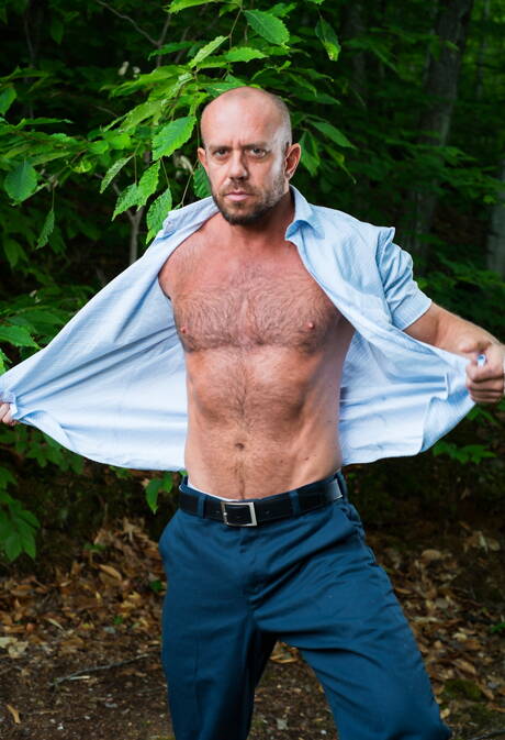 American bodybuilder Matt Stevens stripping off outside