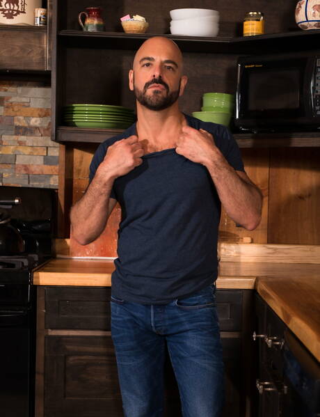 Knappe Amerikaanse jongens, harige hengst Adam Russo en hengst Tony Salerno tonen een sterk lichaam in de keuken