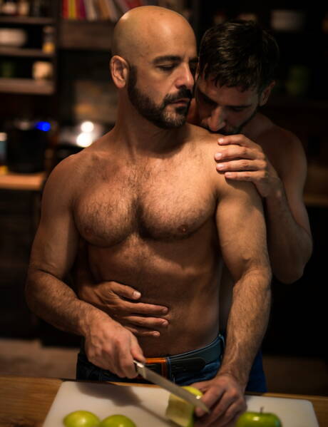 Knappe Amerikaanse jongens, harige hengst Adam Russo en hengst Tony Salerno tonen een sterk lichaam in de keuken