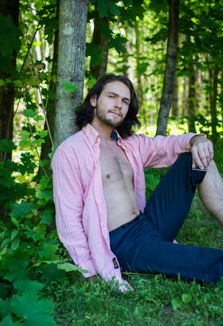 Amerikaanse harige hengst Duncan Black speelt buiten met pik