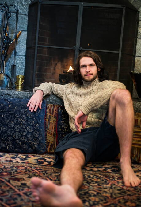 Der haarige amerikanische Hengst Duncan Black spielt im Freien mit seinem Schwanz