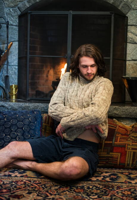 Der haarige amerikanische Hengst Duncan Black spielt im Freien mit seinem Schwanz