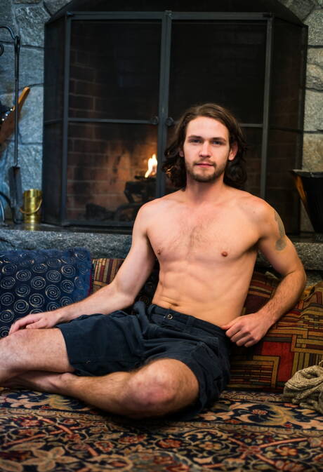 Der haarige amerikanische Hengst Duncan Black spielt im Freien mit seinem Schwanz