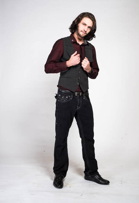 Der haarige amerikanische Hengst Duncan Black spielt im Freien mit seinem Schwanz