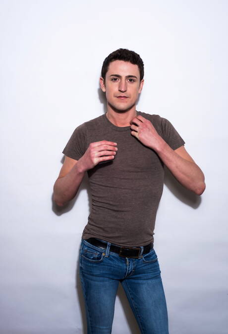 Młody Amerykanin Asa Shaw pokazuje idealne ciało