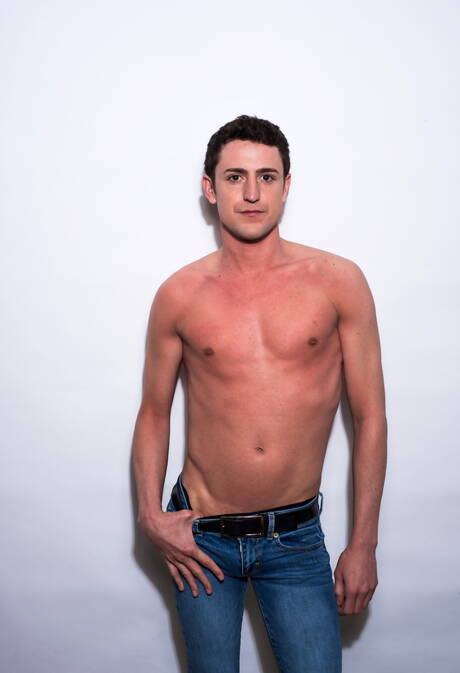 Młody Amerykanin Asa Shaw pokazuje idealne ciało