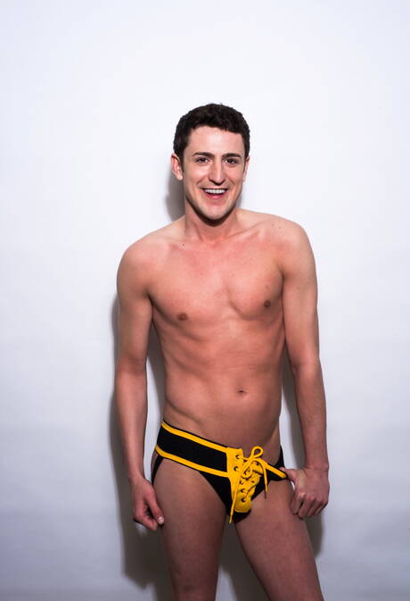 Młody Amerykanin Asa Shaw pokazuje idealne ciało