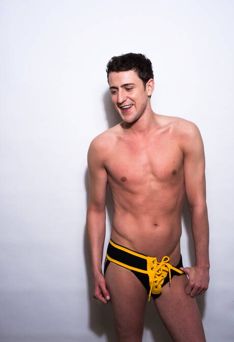 Młody Amerykanin Asa Shaw pokazuje idealne ciało