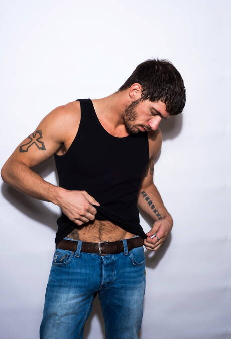 American otter Ty Roderick jerk off his cock