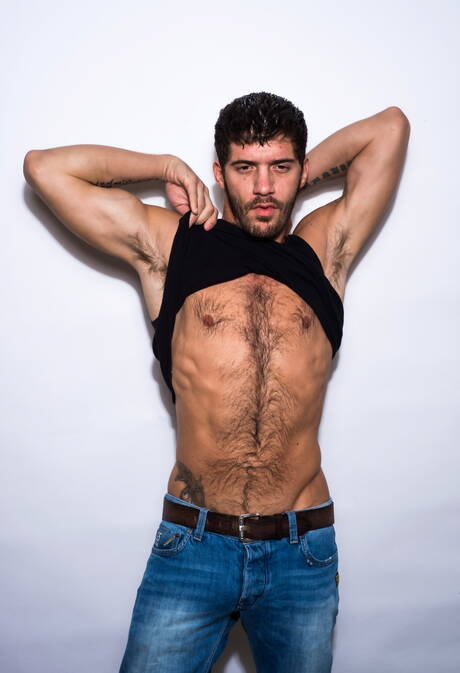 La nutria americana Ty Roderick se masturba la polla