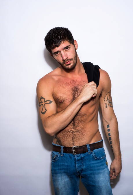 American otter Ty Roderick jerk off his cock