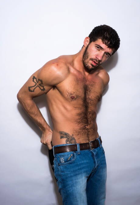 American otter Ty Roderick jerk off his cock