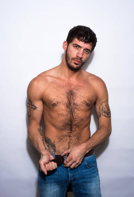 American otter Ty Roderick jerk off his cock