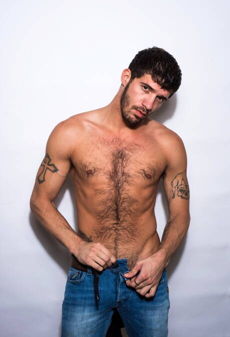 American otter Ty Roderick jerk off his cock