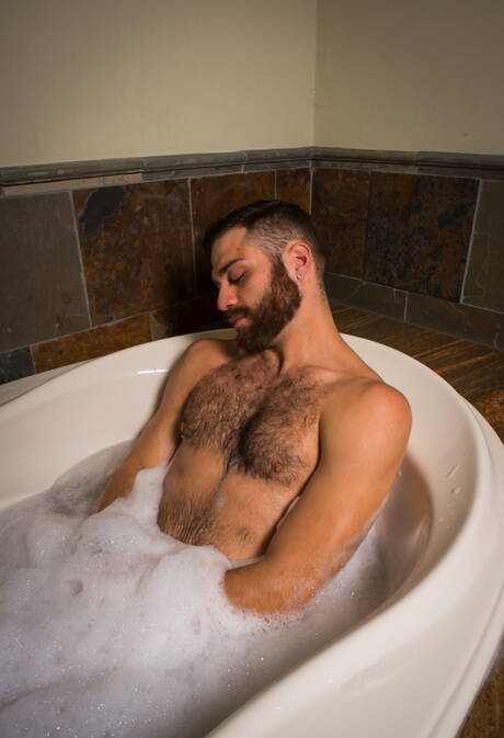 American otter Tommy Defendi jack off his cock in bathroom