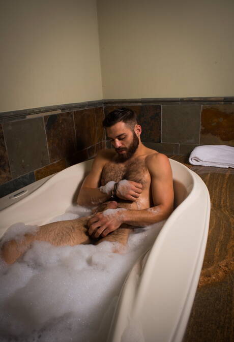 American otter Tommy Defendi jack off his cock in bathroom