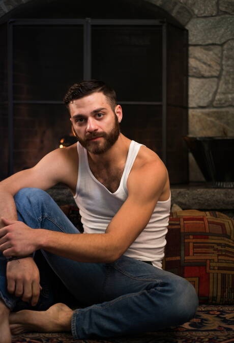 American otter Tommy Defendi jack off his cock in bathroom