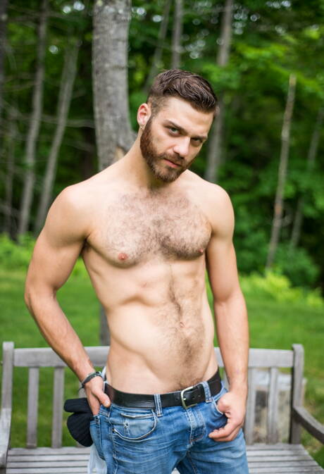 American otter Tommy Defendi jack off his cock in bathroom