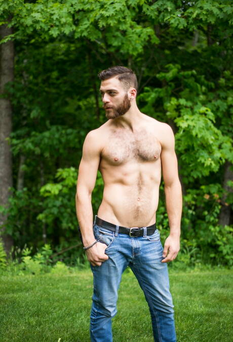 American otter Tommy Defendi jack off his cock in bathroom