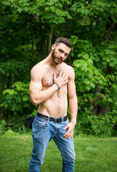 American otter Tommy Defendi jack off his cock in bathroom