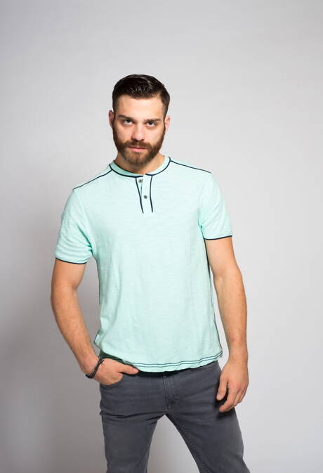 American otter Tommy Defendi jack off his cock in bathroom