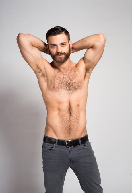 American otter Tommy Defendi jack off his cock in bathroom