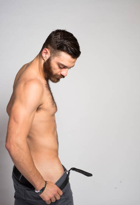 American otter Tommy Defendi jack off his cock in bathroom