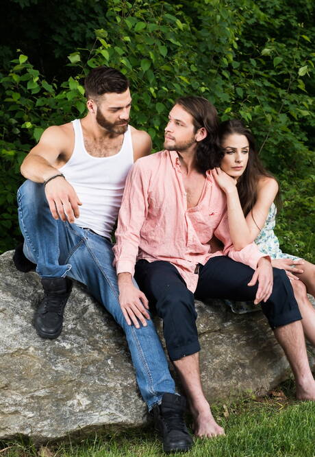 Tommy Defendi e Duncan Black fanno un picnic con una ragazza bruna