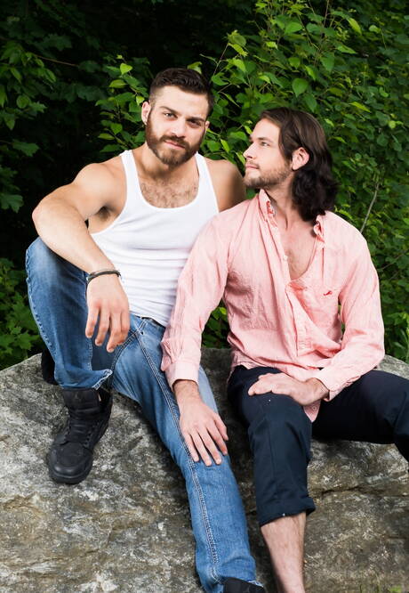 Tommy Defendi e Duncan Black fanno un picnic con una ragazza bruna