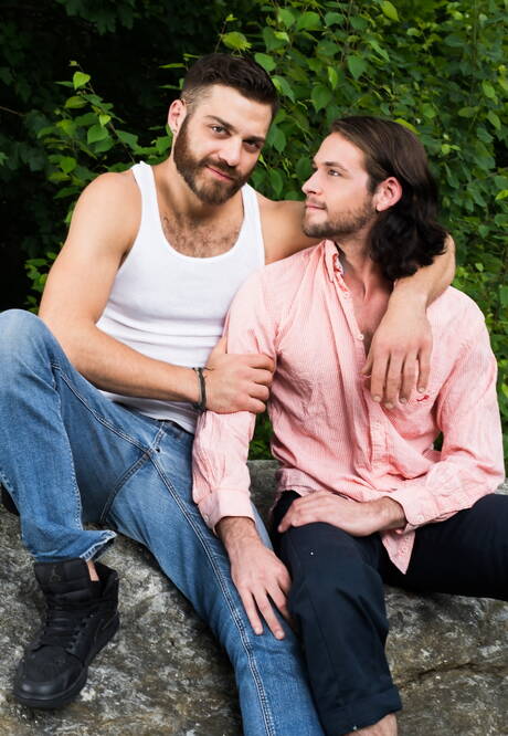 Tommy Defendi e Duncan Black fanno un picnic con una ragazza bruna